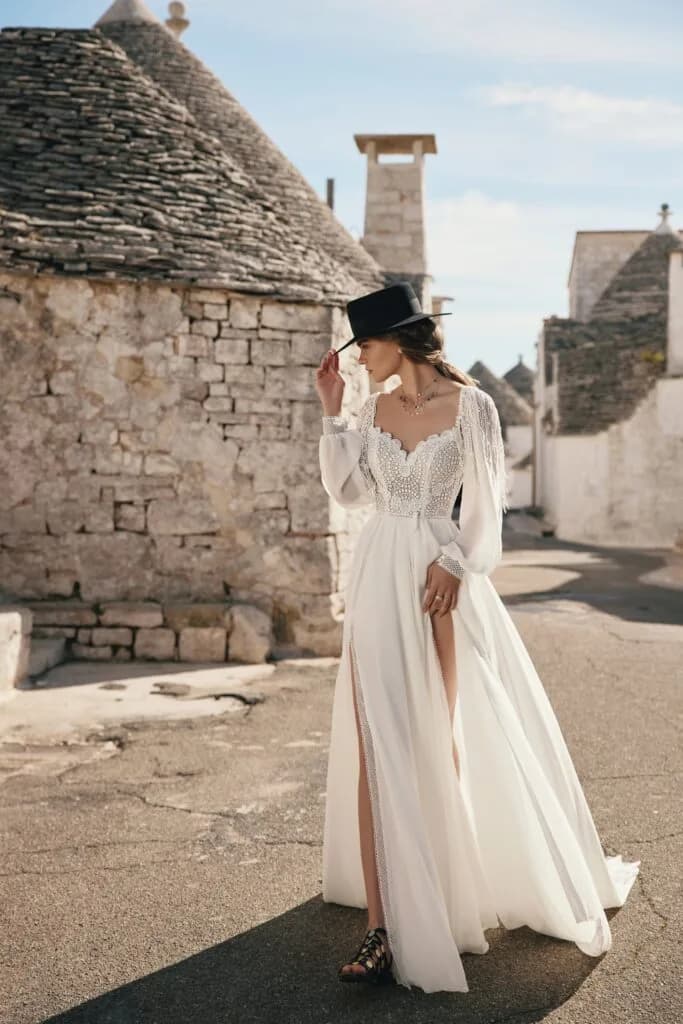 Boho-Brautkleid mit Beinschlitz und Hut – CARUSO Solothurn