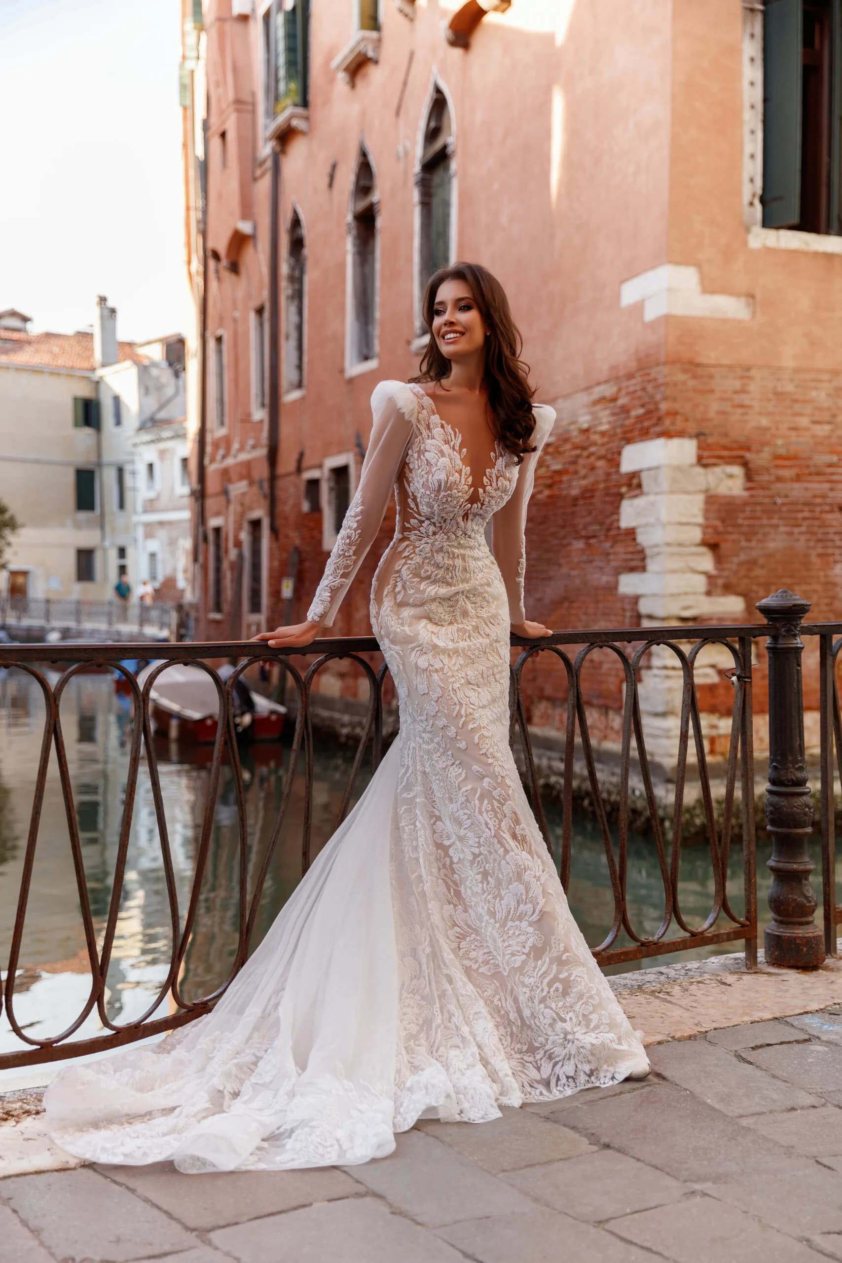 Meerjungfrau-Brautkleid aus Spitze mit transparenten Ärmeln – CARUSO Solothurn