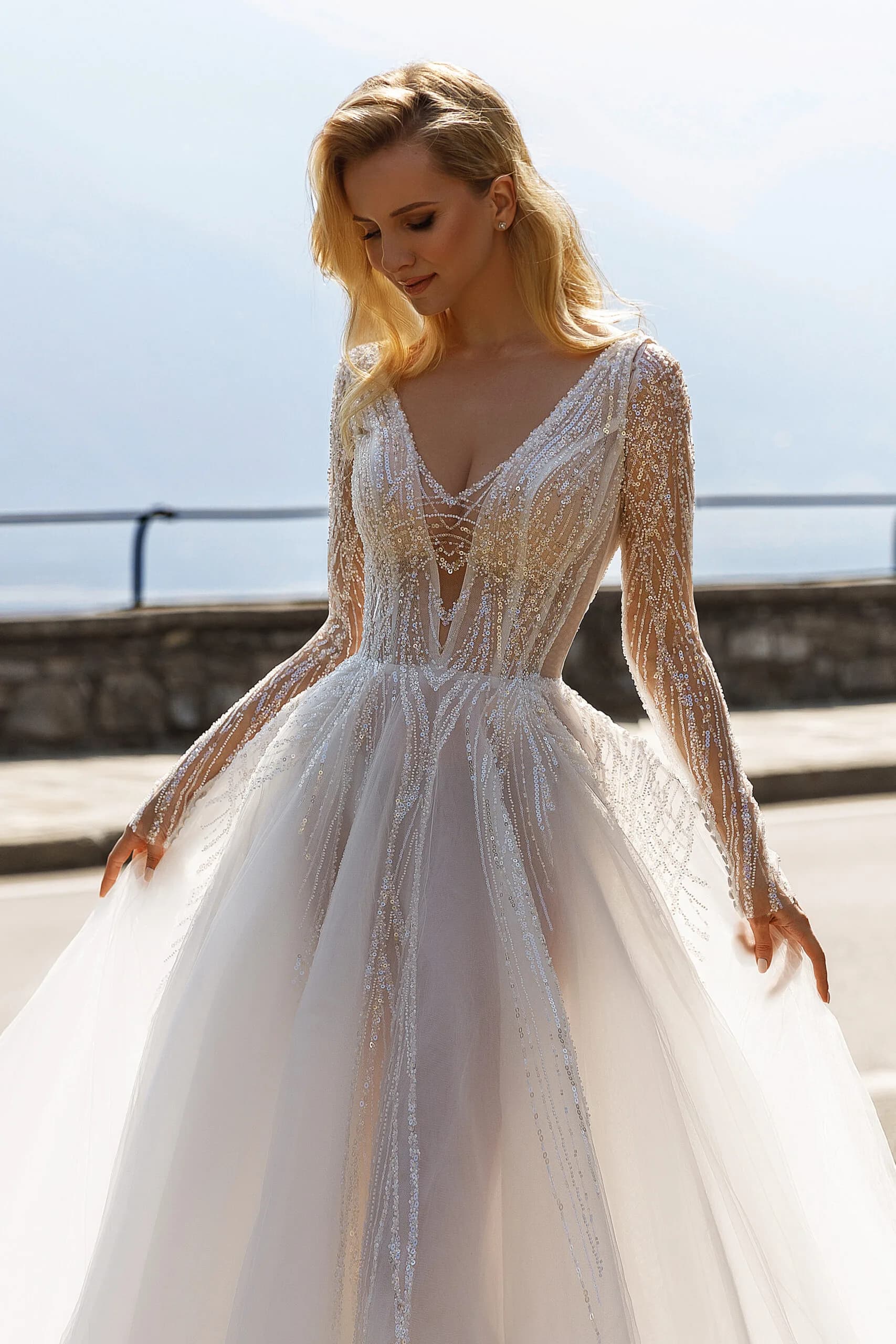 Braut im glitzernden Prinzessinnen-Brautkleid mit langen Ärmeln von Oksana Mukha – CARUSO Solothurn